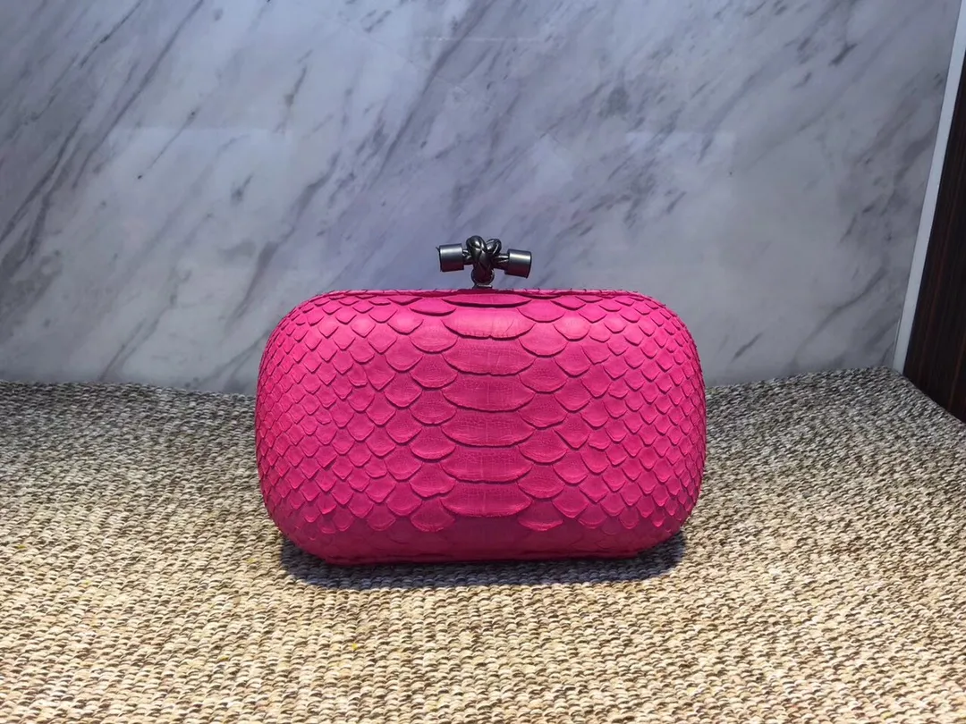 🔥🔥Model No. 8651🔥🔥This elegant clutch bag is one of the most popular handbags in woven bags. It is an interpretation of a classic design that was reintroduced in 2001. Since its launch, the Knot clutch has exhibited exquisite craftsmanship and integrated different styles from low-key to flamboyant. Each new Knot product demonstrates the irresistible and timeless charm of this classic handbag. This luxurious handbag features the signature braided rope buckle and is crafted from rare yellow-ringed forest snake and water snake skins. More charming and luxurious texture. Size: Small 16.5cm